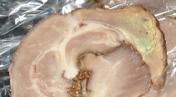 Đi ăn bắt gặp miếng thịt ánh lên sắc cầu vồng thì có nên vứt đi?-4