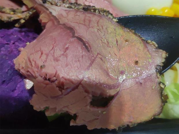Đi ăn bắt gặp miếng thịt ánh lên sắc cầu vồng thì có nên vứt đi?-5