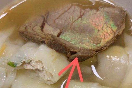 Đi ăn bắt gặp miếng thịt ánh lên sắc cầu vồng thì có nên vứt đi?