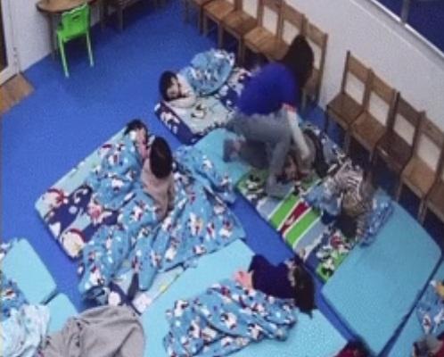 Đình chỉ hoạt động trường mầm non nơi xảy ra vụ việc cô giáo giật chăn, nhốt trẻ 3 tuổi ngoài cửa lớp-2