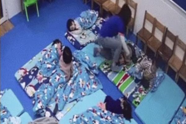 Thấy con bất thường sau 2 tháng đi học, mẹ chết lặng khi xem lại camera-2