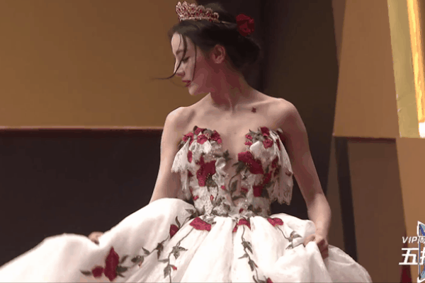 Cựu Hoa hậu Hoàn vũ Trung Quốc bị đứt dây áo và tuột váy tại thảm đỏ-6