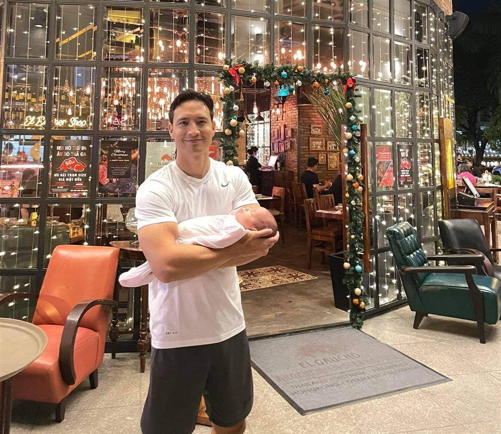 Kim Lý gây hoang mang với kiểu ru con Thụy Điển chẳng giống ai-5