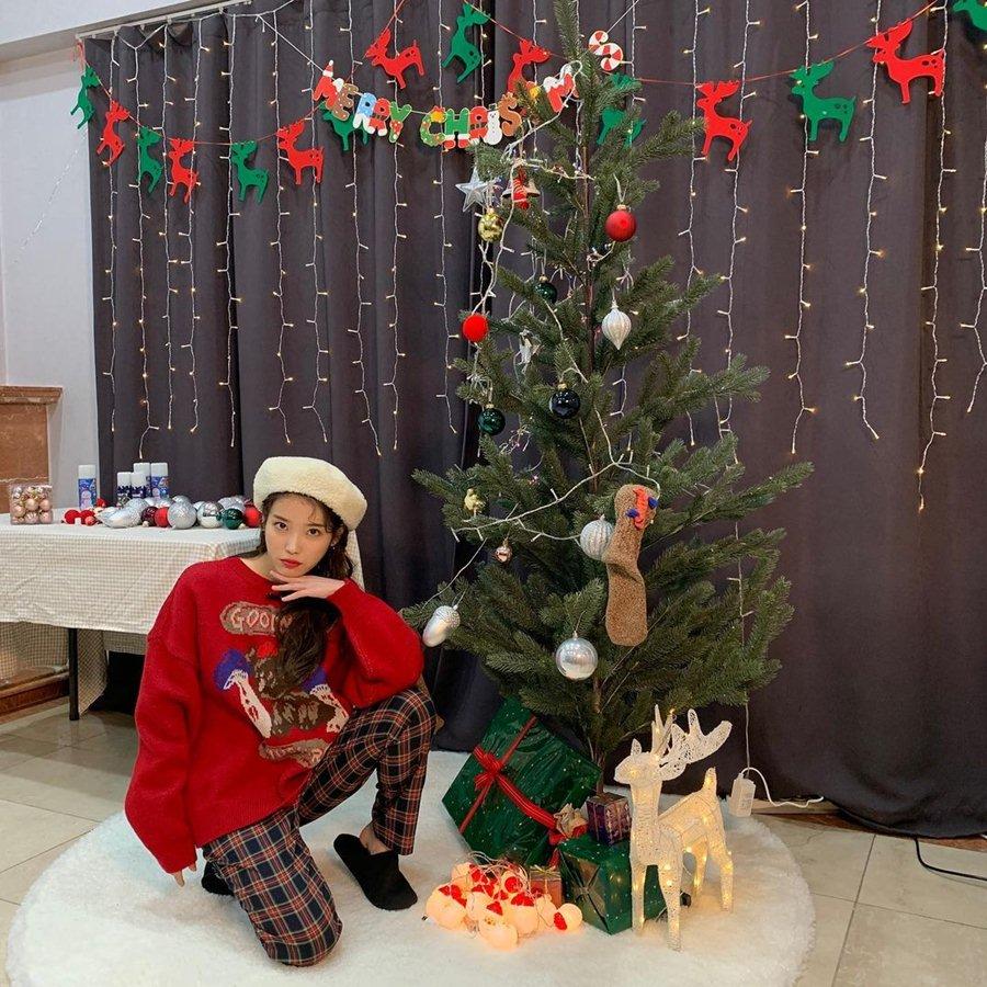 IU khoe ảnh đón Noel giản dị tại nhà. Cô diện set đồ đơn giản với quần kẻ từ thương hiệu SSNY⁣ và áo của SLOWCOASTER⁣.