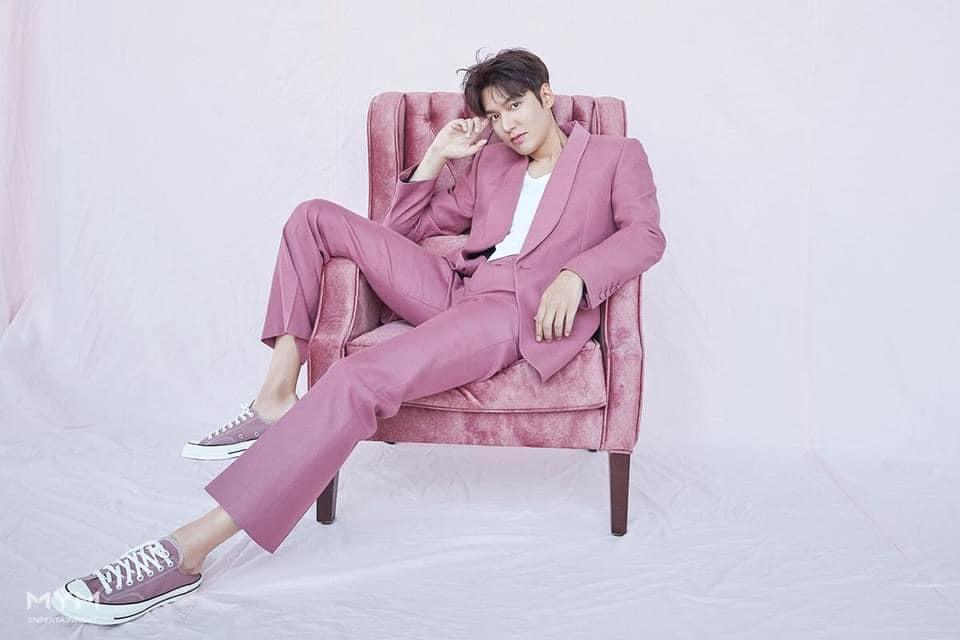 Lee Min Ho vẫn bảnh bao trong bộ vest hồng tím.