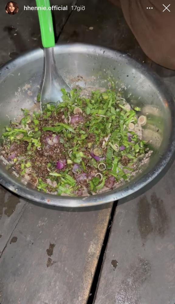 Xem nhà HHen Niê làm đồ ăn đãi khách mà mê: toàn món ăn độc lạ với trải nghiệm khó quên-4