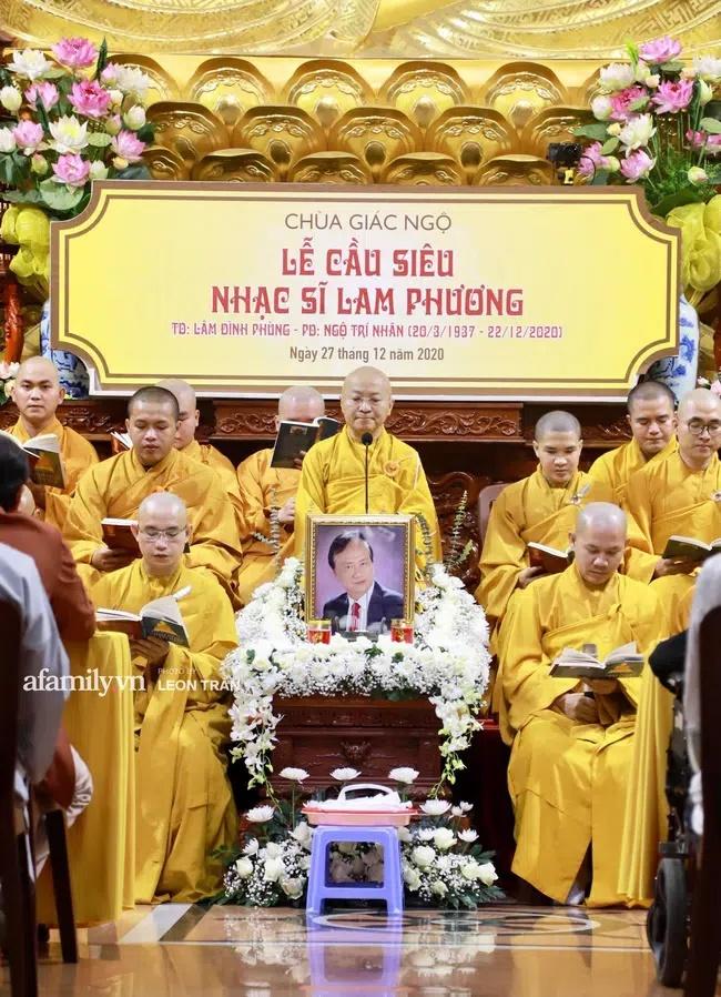 Vợ chồng Ưng Hoàng Phúc, Phương Mỹ Chi nghẹn ngào trong lễ cầu siêu cho cố nhạc sĩ Lam Phương-1