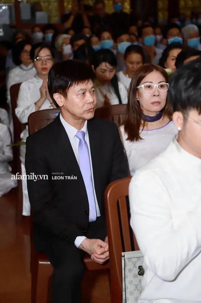 Vợ chồng Ưng Hoàng Phúc, Phương Mỹ Chi nghẹn ngào trong lễ cầu siêu cho cố nhạc sĩ Lam Phương-3