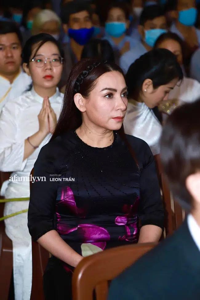 Vợ chồng Ưng Hoàng Phúc, Phương Mỹ Chi nghẹn ngào trong lễ cầu siêu cho cố nhạc sĩ Lam Phương-5