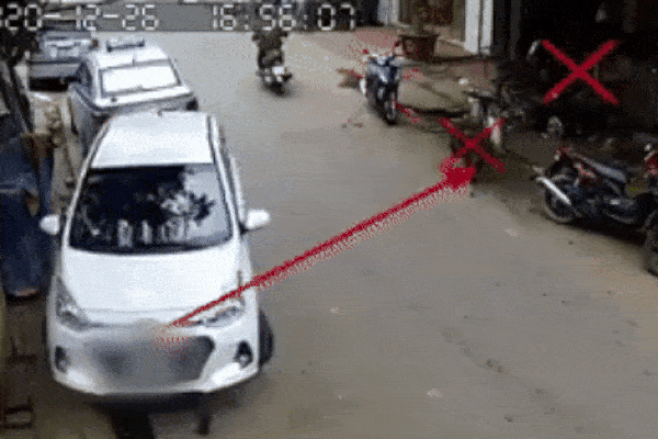 Nữ tài xế tông hàng loạt xe máy trên phố-4