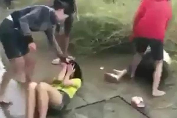 Clip: 2 nữ sinh cấp 3 bị nhóm phụ nữ lạ đánh dã man trên đường ở Đồng Nai-1