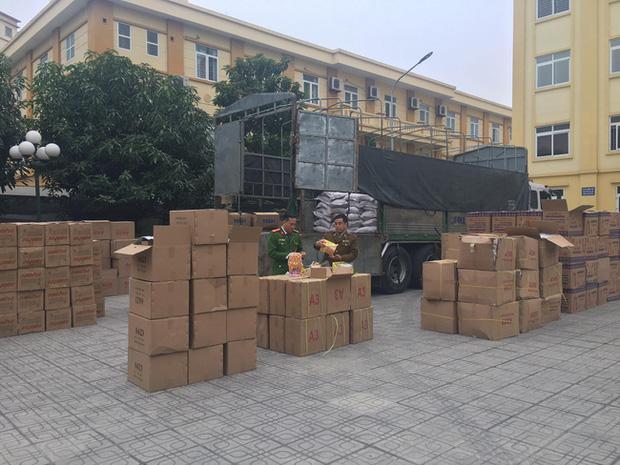 Hà Nội: Phát hiện hơn 10 tấn bánh kẹo không rõ nguồn gốc chuẩn bị được đem bán cho học sinh tại các cổng trường-1
