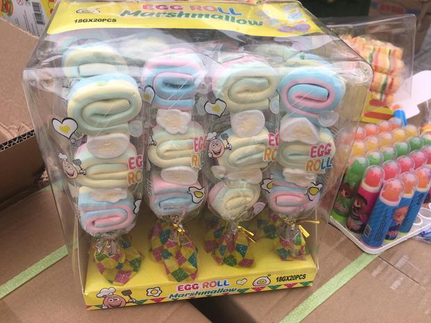 Hà Nội: Phát hiện hơn 10 tấn bánh kẹo không rõ nguồn gốc chuẩn bị được đem bán cho học sinh tại các cổng trường-2
