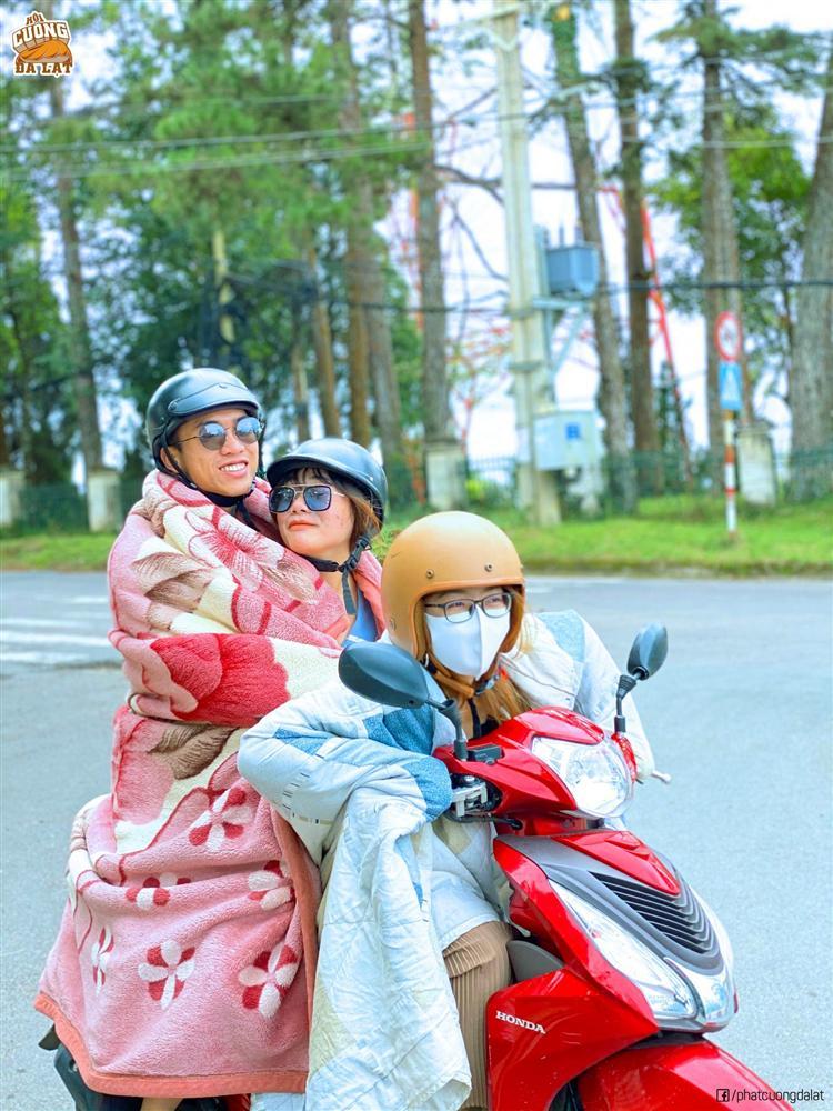 Dàn admin nổi như cồn vì diện style quấn chăn check-in khắp thành phố Đà Lạt-1