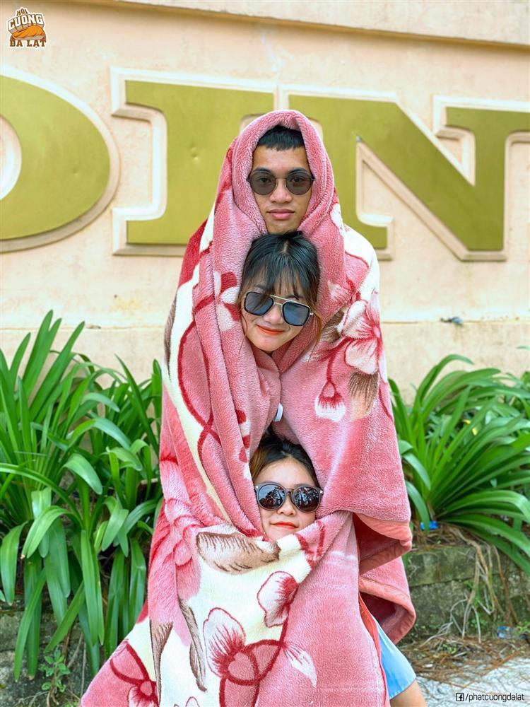 Dàn admin nổi như cồn vì diện style quấn chăn check-in khắp thành phố Đà Lạt-2