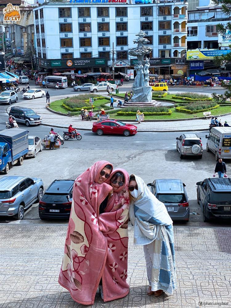 Dàn admin nổi như cồn vì diện style quấn chăn check-in khắp thành phố Đà Lạt-3