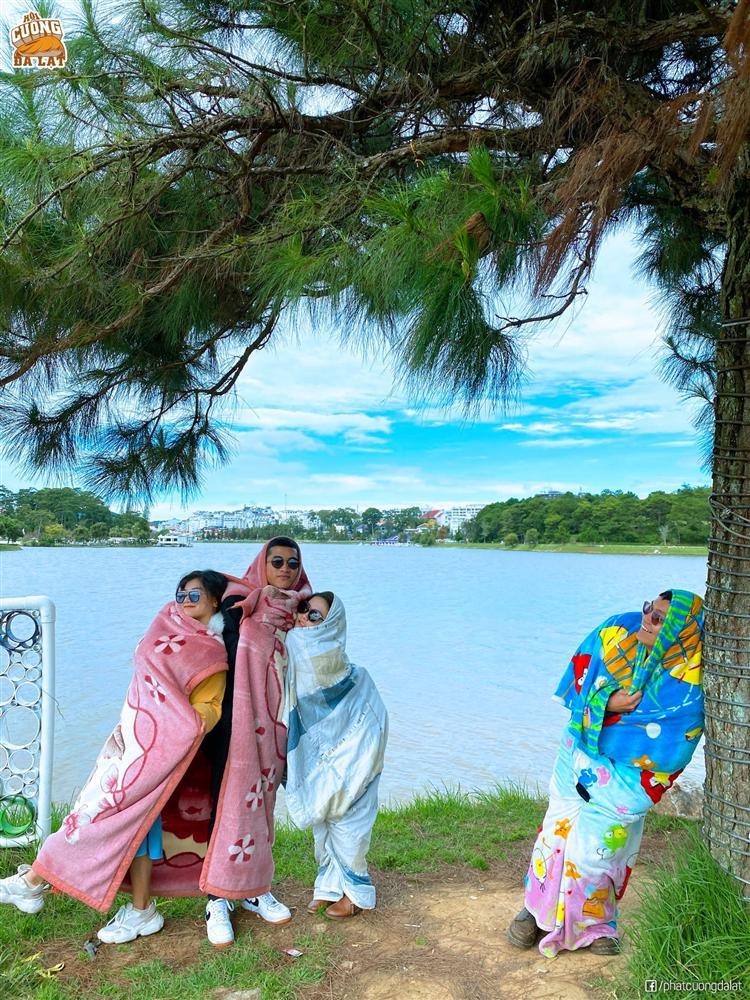 Dàn admin nổi như cồn vì diện style quấn chăn check-in khắp thành phố Đà Lạt-5