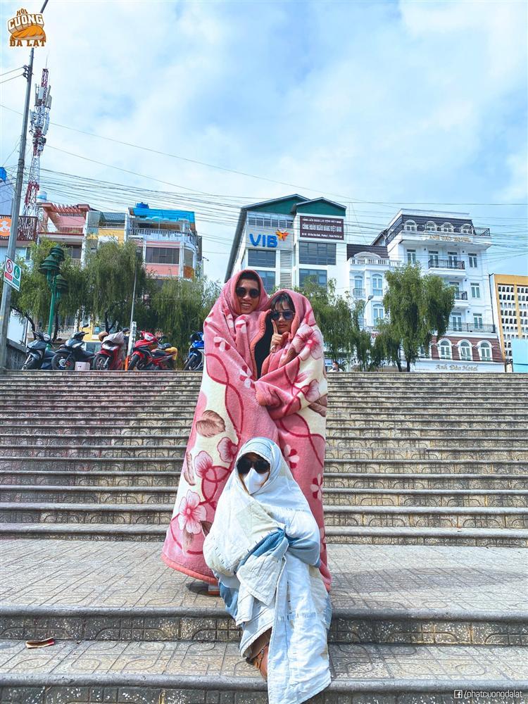 Dàn admin nổi như cồn vì diện style quấn chăn check-in khắp thành phố Đà Lạt-6