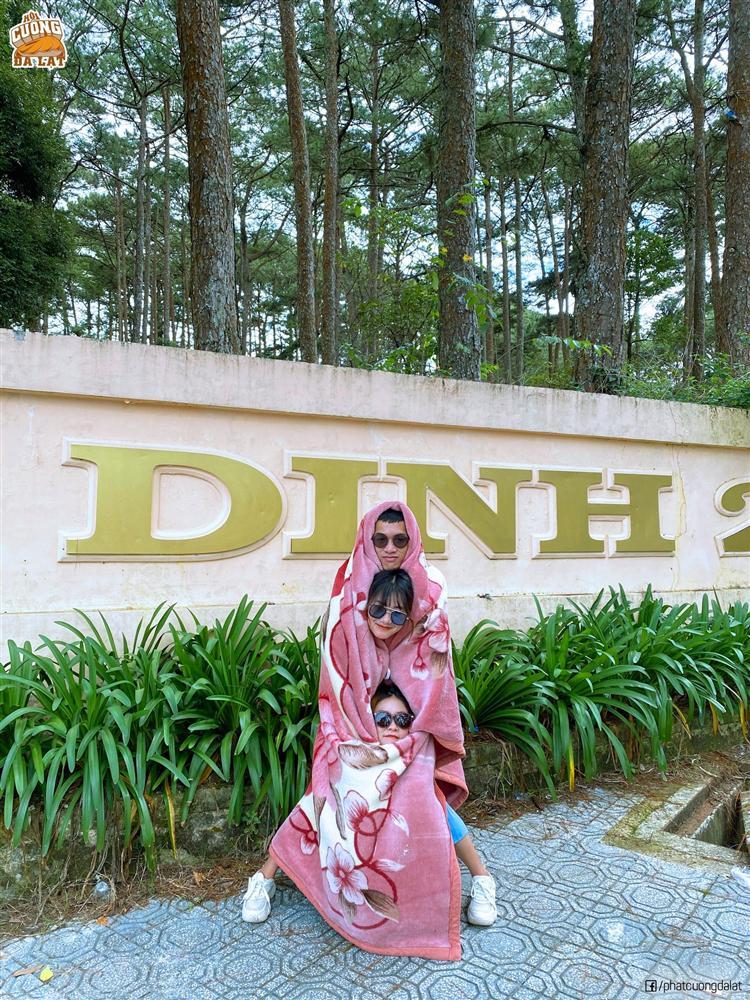 Dàn admin nổi như cồn vì diện style quấn chăn check-in khắp thành phố Đà Lạt-9