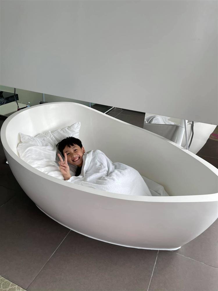 Con trai Thu Trang ngủ bồn tắm khi vào khách sạn với bố mẹ-1