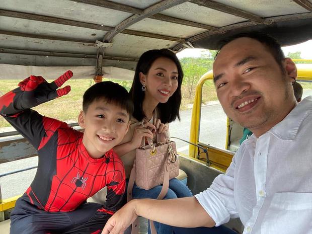 Con trai Thu Trang ngủ bồn tắm khi vào khách sạn với bố mẹ-4