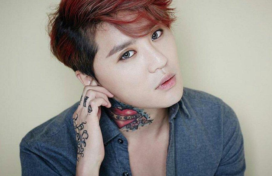 Junsu (JYJ) hủy bỏ ngày thứ 2 của buổi hòa nhạc trực tuyến cuối năm do có một nhân viên nhiễm Covid-19. Hiện dàn nhạc công, dancer và các nhân viên đều phải cách ly theo quy định.