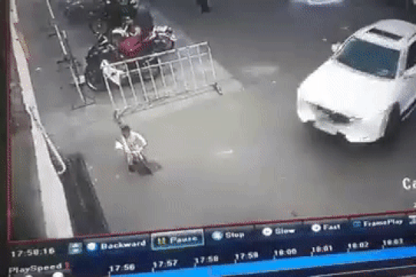 Clip: Cú lật nghiêng kinh hoàng của xe tải, quét sạch mọi thứ sau khi đâm ô tô 16 chỗ-1