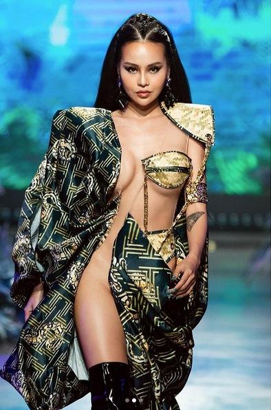 Tình tin đồn Huỳnh Phương FAPtv gây nhức nhối vì trang phục diễn hở bạo-3