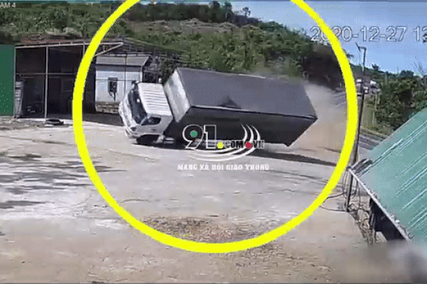 Clip: Kéo lê xe máy sang đường ngược chiều, người đàn ông lao thẳng vào đầu ô tô-1