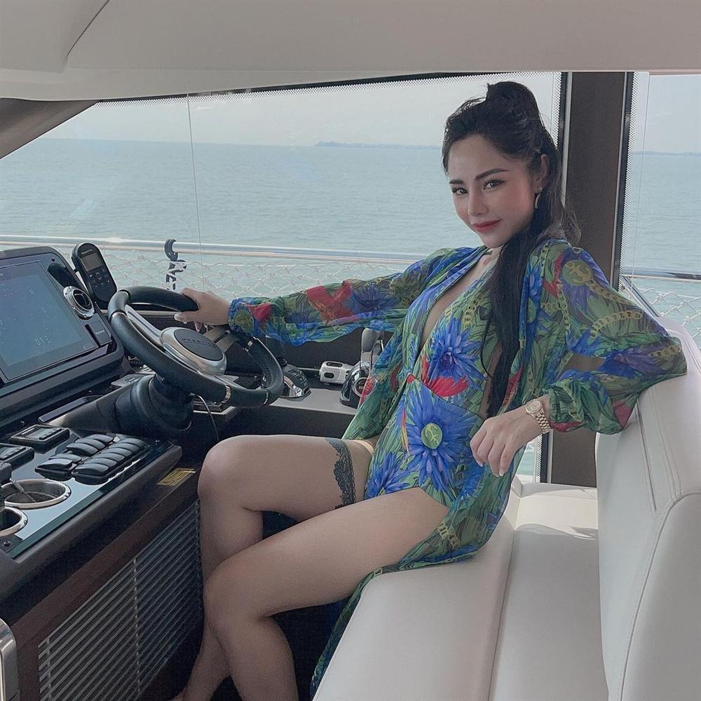 Tình mới Huỳnh Anh bị soi combo nách thâm - rạn da - hình xăm hầm hố-3