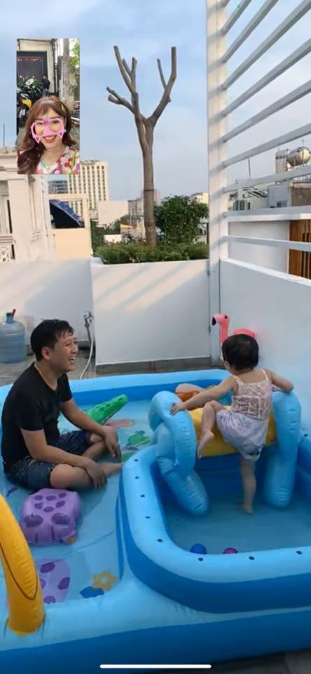 Trường Giang gây sốt với loạt ảnh tắm cùng con gái trên sân thượng-1