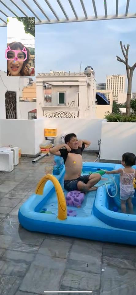 Trường Giang gây sốt với loạt ảnh tắm cùng con gái trên sân thượng-3