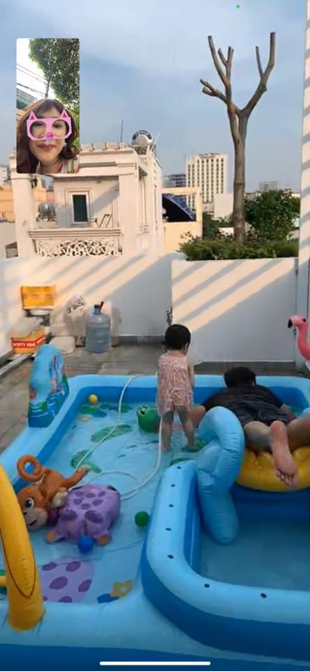 Trường Giang gây sốt với loạt ảnh tắm cùng con gái trên sân thượng-4