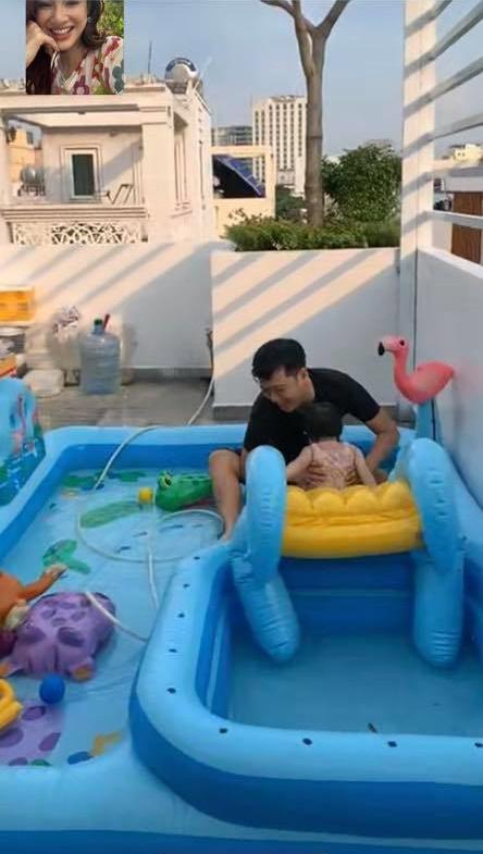 Trường Giang gây sốt với loạt ảnh tắm cùng con gái trên sân thượng-2