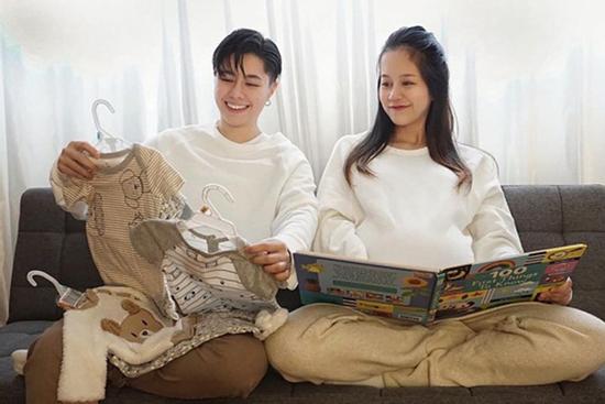 An Nguy và tình đồng giới chia sẻ phản ứng cực đáng yêu của em bé trong bụng