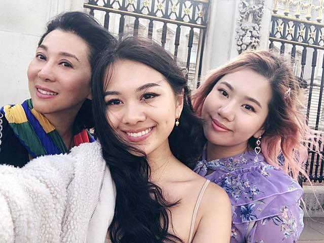 Cô chụp hình selfie cùng các con thì diện mạo cũng không chênh lệch là bao.