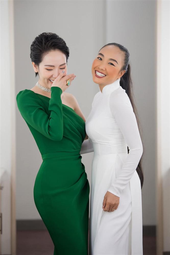 Ca sĩ Phương Linh bối rối khi chồng Đoan Trang thơm má-1