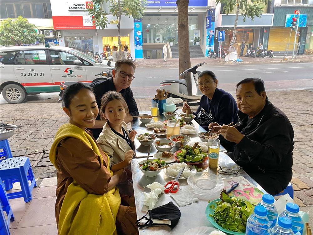 Ca sĩ Phương Linh bối rối khi chồng Đoan Trang thơm má-7