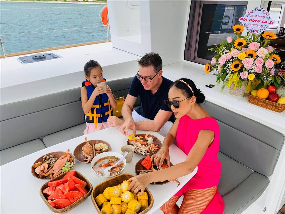 Ca sĩ Phương Linh bối rối khi chồng Đoan Trang thơm má-4