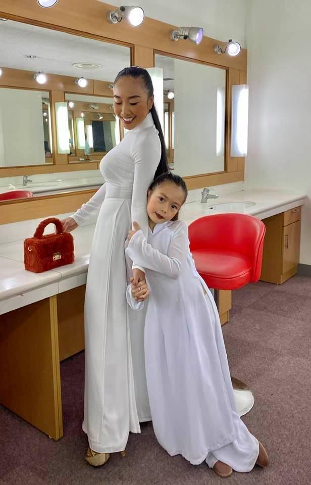 Ca sĩ Phương Linh bối rối khi chồng Đoan Trang thơm má-5