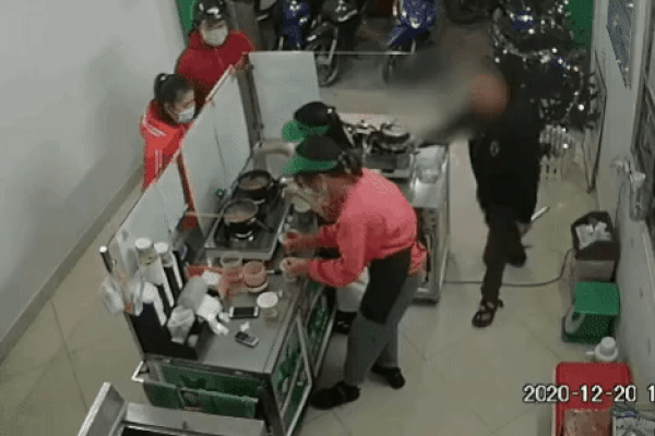 Clip: Hát karaoke ầm ĩ bị nhắc nhở, người đàn ông xông vào quán, phang mic vào đầu nữ nhân viên