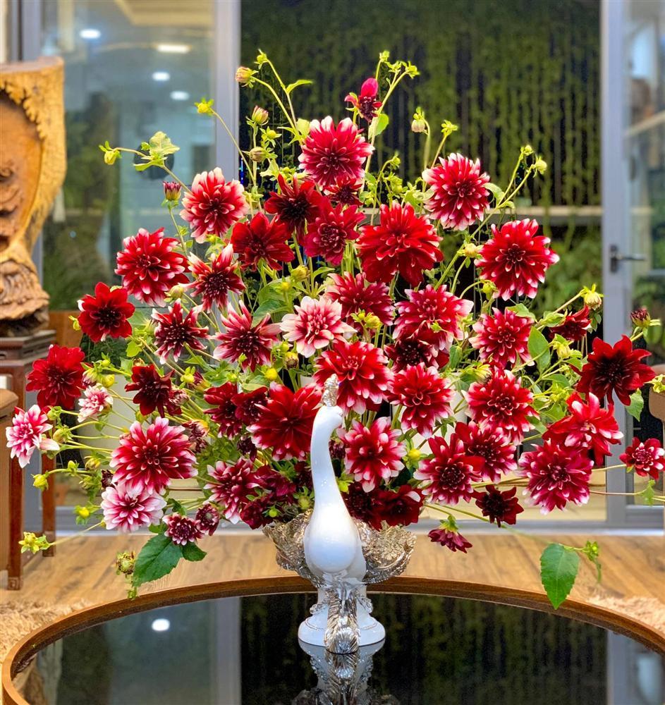 Học lỏm cách cắm hoa thược dược tạo hình chim công chuẩn 10 điểm của mẹ Hà Nội-2