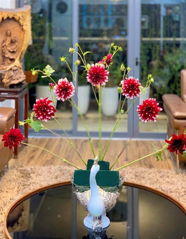 Học lỏm cách cắm hoa thược dược tạo hình chim công chuẩn 10 điểm của mẹ Hà Nội-5