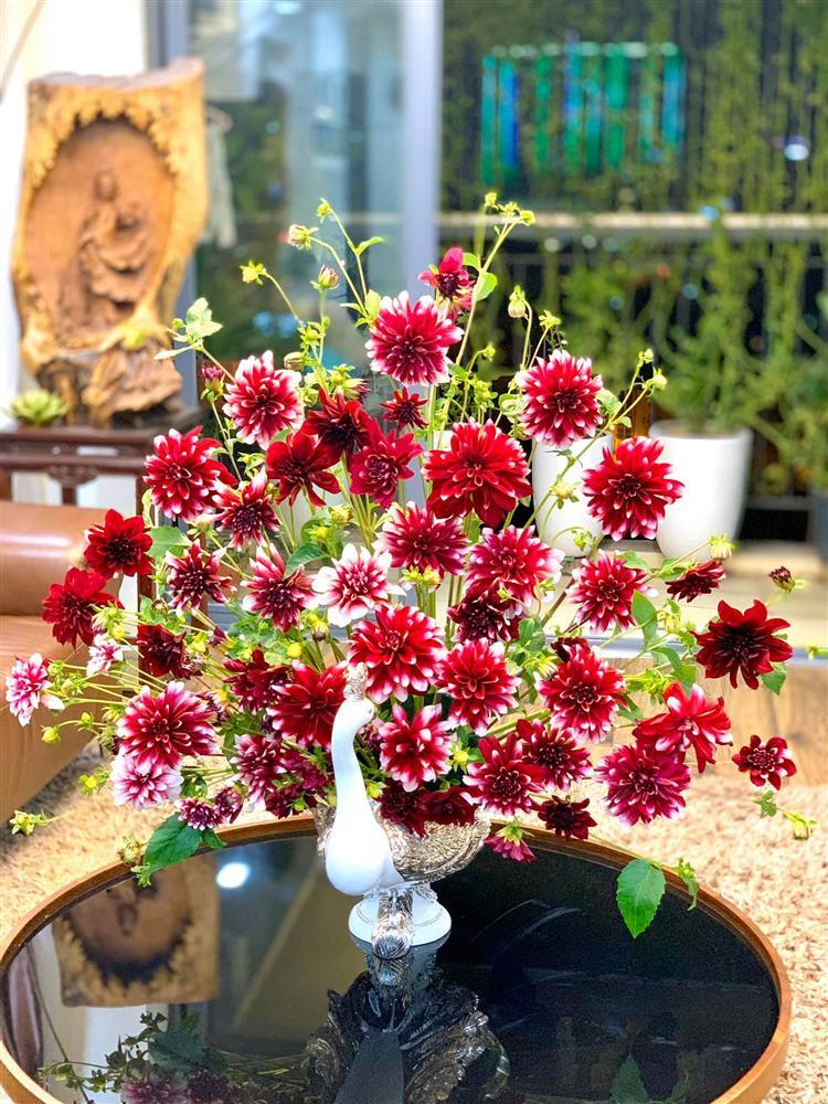 Học lỏm cách cắm hoa thược dược tạo hình chim công chuẩn 10 điểm của mẹ Hà Nội-7