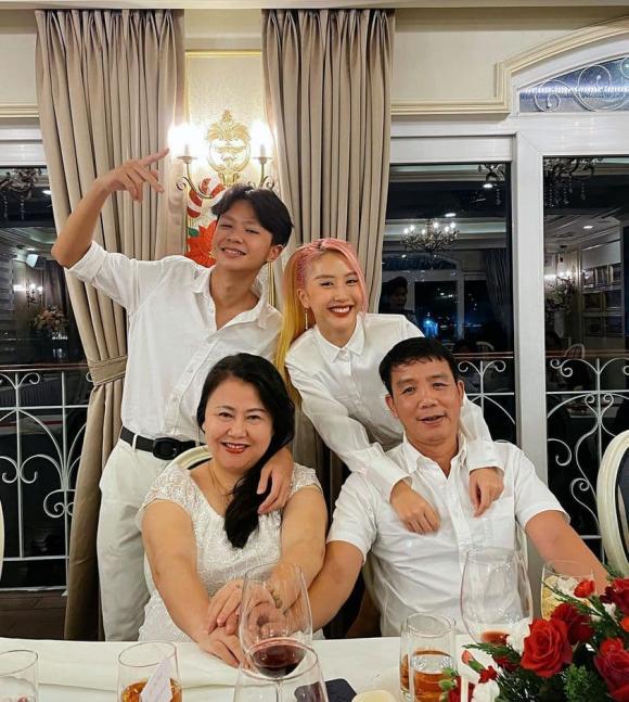 Lần hiếm hoi Quỳnh Anh Shyn khoe ảnh bên ba thế hệ trong nhà, dân tình xin info của em trai-1