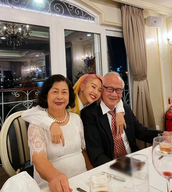Lần hiếm hoi Quỳnh Anh Shyn khoe ảnh bên ba thế hệ trong nhà, dân tình xin info của em trai-2