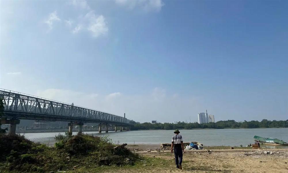 Nghi vấn mẹ trẻ ôm con thơ bị bại não nhảy cầu tự vẫn-1