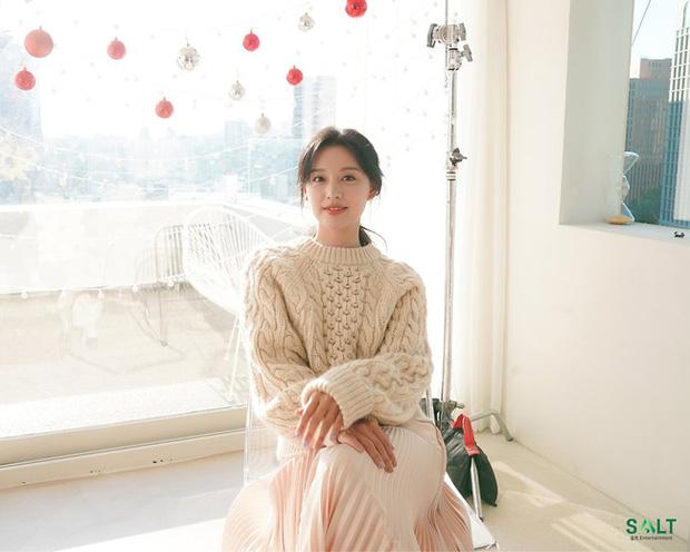 Phong cách thời trang đậm cảm hứng vintage của Kim Ji Won trong phim mới-1