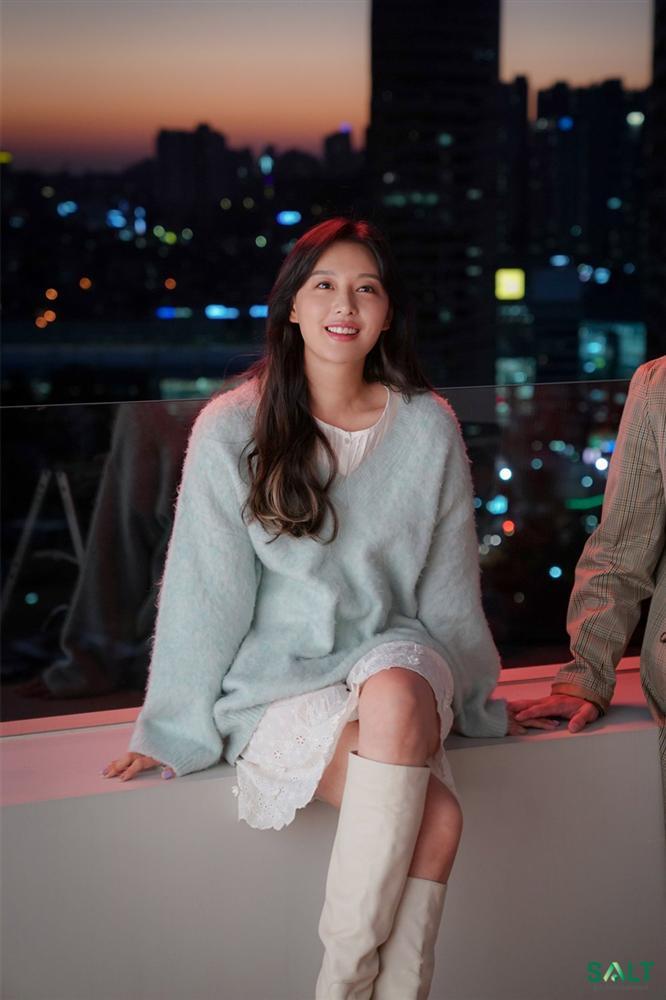 Phong cách thời trang đậm cảm hứng vintage của Kim Ji Won trong phim mới-6