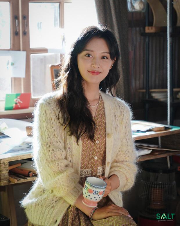 Phong cách thời trang đậm cảm hứng vintage của Kim Ji Won trong phim mới-7